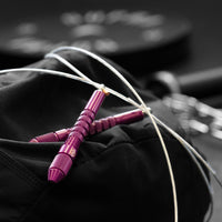 Corde à sauter Amethyste avec câble enrobé clair sur sac de sable