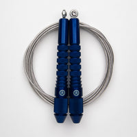 Corde à sauter bleu avec câble enrobé vert