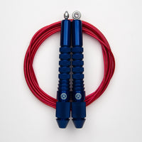 Corde à sauter bleu avec câble enrobé rouge