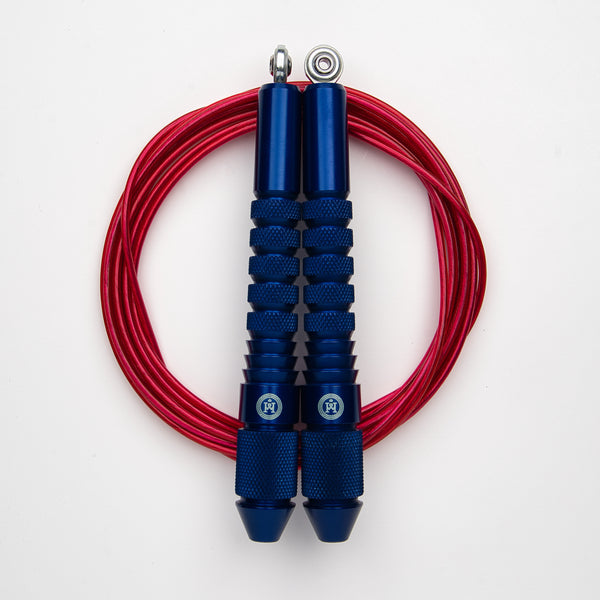 Corde à sauter bleu avec câble enrobé rouge
