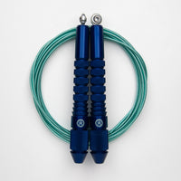 Corde à sauter bleu avec câble enrobé vert