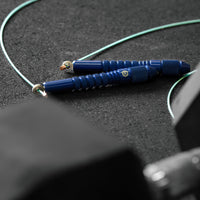 Corde à sauter bleu avec câble enrobé vert