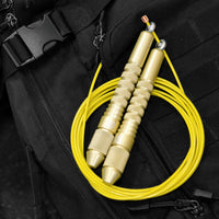 Corde à sauter or avec câble enrobé jaune sur sac de sport