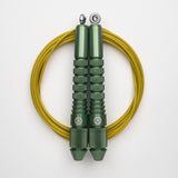 Corde à sauter verte avec câble enrobé jaune
