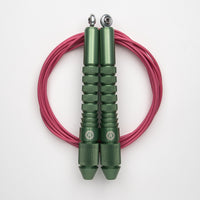 Corde à sauter verte avec câble enrobé rose