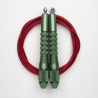 Corde à sauter verte avec câble enrobé rouge